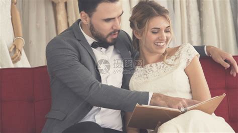 喜悦的情侣在为订婚仪式做准备高清图片下载-正版图片302424362-摄图网