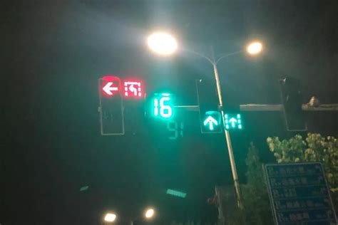 在绿灯情况下，如果在右转车道或者左转车道直行了会算违章吗？-新浪汽车