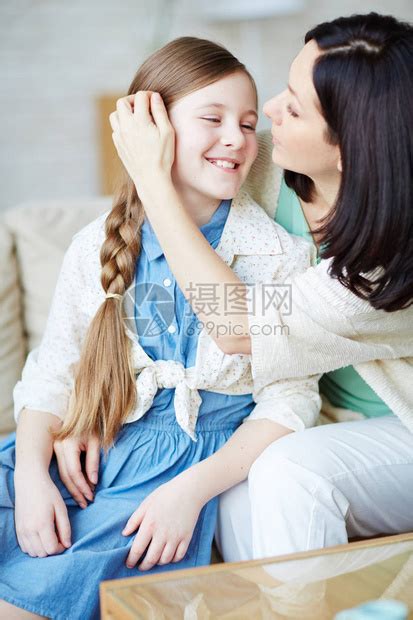 快乐的孩子在母亲照顾她的高清图片下载-正版图片505058206-摄图网