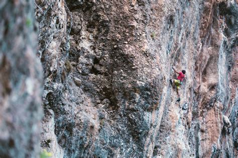 一个强壮的男人爬上悬崖Climber在自然地形上克服了艰难的攀登路线在土耳其攀岩美高清图片下载-正版图片504511276-摄图网