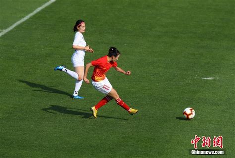 正在视频直播：中国女足vs韩国女足_中国女足夺冠现场:主教练被抛起_中国女足半场0比2韩国_决赛