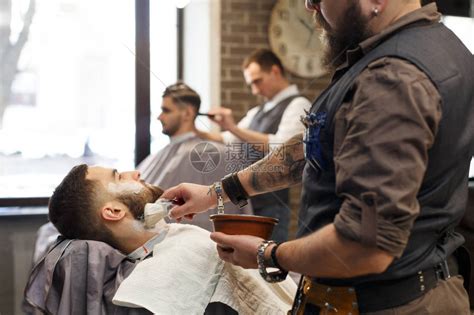 发型师在理发店给客户洗头发高清图片下载-正版图片502662326-摄图网