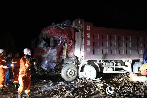 大货车撞“碎”小货车 致2死1伤_龙华网_百万龙华人的网上家园