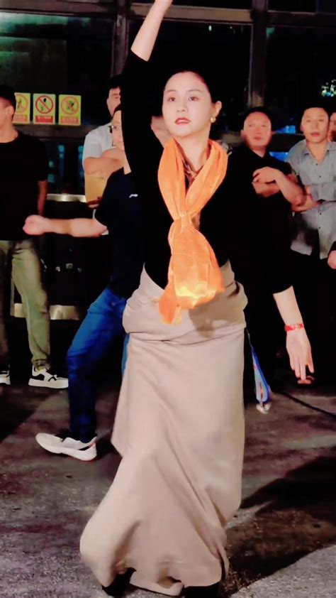 听经典神曲《拉萨夜雨》欣赏成都醉美锅庄舞，藏族卓玛身材好漂亮！_腾讯视频