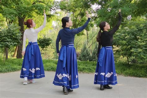 紫竹院广场舞《鸿雁》好听又好看，三位老师跳得太棒了_凤凰网视频_凤凰网