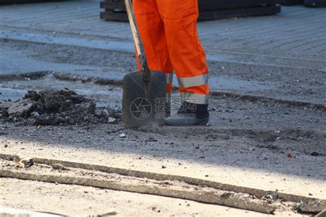 工人拆除旧路面铺设新沥青道路维修高清图片下载-正版图片504011536-摄图网