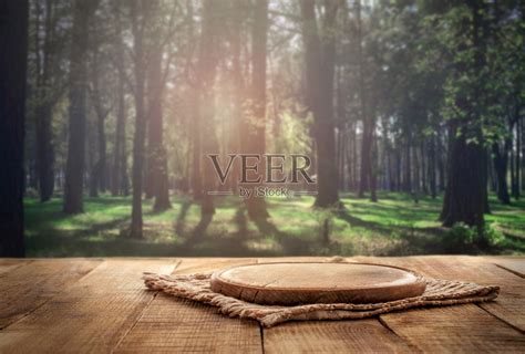 以森林为背景的木桌上的圆形木板照片摄影图片_ID:159814988-Veer图库