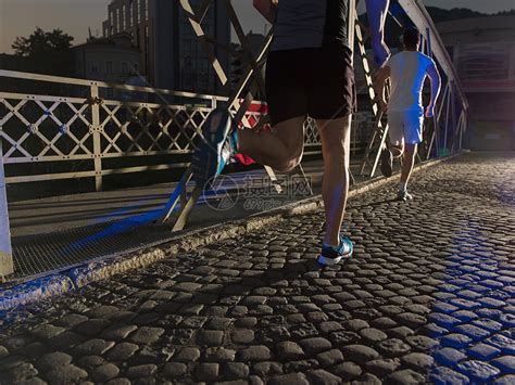 城市运动,群轻健康的人城市的清晨慢跑过桥高清图片下载-正版图片300106354-摄图网