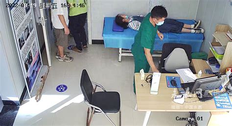 武汉一核酸检测点医护人员中暑晕倒，市民还以为在休息_七环视频_澎湃新闻-The Paper
