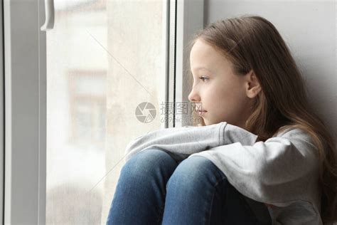 家里寂寞悲伤的女孩自闭症高清图片下载-正版图片503792812-摄图网