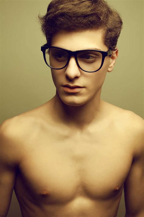 肌肉男模特图片-戴眼镜的英俊肌肉男模特素材-高清图片-摄影照片-寻图免费打包下载