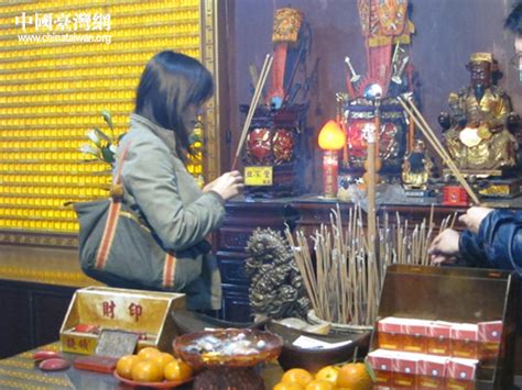 财神爷上香图解图片