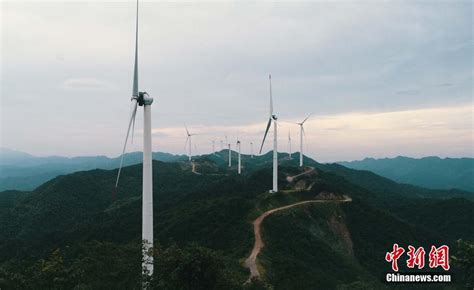 航拍江西泰和高山风电项目 风机矗立山脉如巨型“风车”