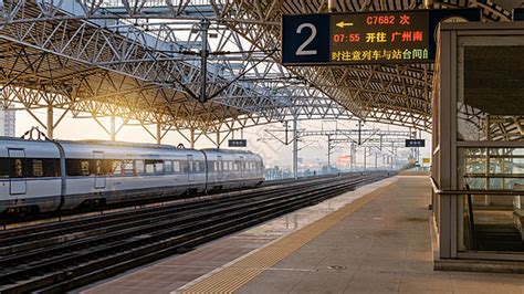 人山人海的上海虹桥高铁站高清图片下载-正版图片500746669-摄图网