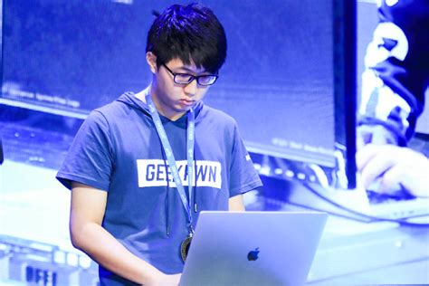 张焱宇同学在世界顶级黑客大赛GeekPwn中获得名人堂荣誉及“最佳技术奖”