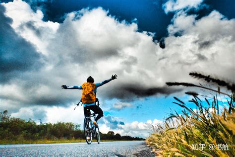 骑自行车的游客图片-在空旷道路上骑自行车的游客素材-高清图片-摄影照片-寻图免费打包下载