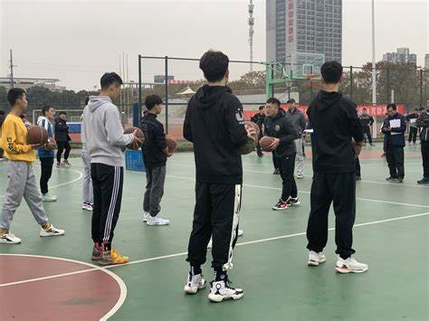 篮球社团课训练三四年级