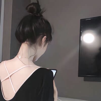 女生温柔美背头像