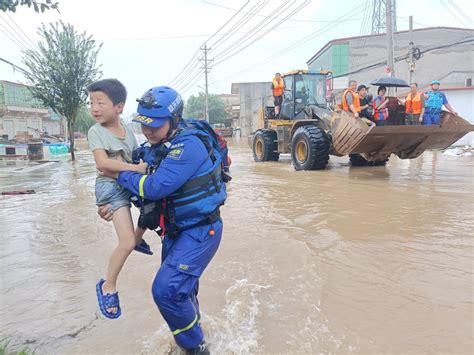 郑州暴雨亲历者：回家途中救了两个人 看见有人被冲走_手机新浪网