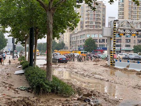 郑州京广隧道排水现场：被淹汽车露出水面 数十辆车堆叠在路面_凤凰网资讯_凤凰网