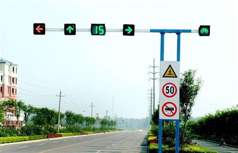 红绿灯读秒的和不读秒的哪种更好？怎么通过路口更安全？