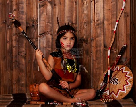 扮成印度人的小女孩握着长矛高清图片下载-正版图片304261856-摄图网