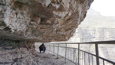 攀岩爱好者携老婆穿婚纱爬20多米悬崖体验别样刺激 _海南频道_凤凰网