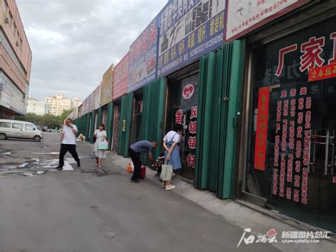 中国新疆喀什市场上出售的维吾尔族乐器视频素材_ID:VCG42N1305406988-VCG.COM