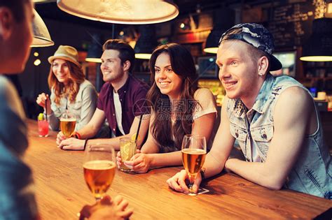 人,休闲,友谊沟通的群快乐的微笑的朋友酒吧酒吧里喝啤酒鸡尾酒高清图片下载-正版图片300594927-摄图网