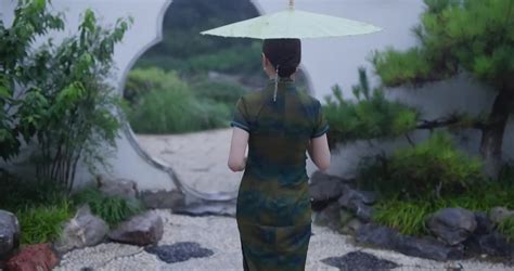 一个身着汉服的美女在江南园林中游玩（选编）—高清视频下载、购买_视觉中国视频素材中心
