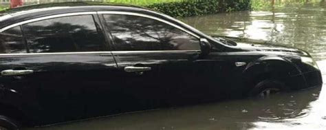 组图：平顶山暴雨后数十辆汽车被淹 市区严重积水--河南新闻--中原网