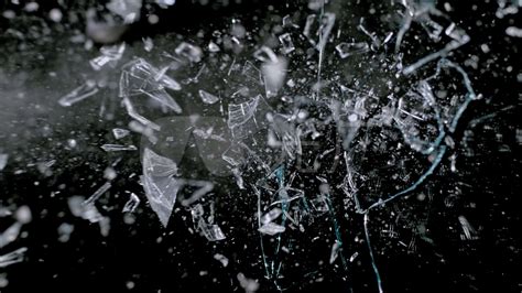 破碎的玻璃 破裂纹理上的变形镜子, 砸碎窗户或损坏的汽车挡风玻璃通过子弹 3D 尖锐破坏碰撞粉碎冰面. 逼真的修复裂缝孔隔离矢量集