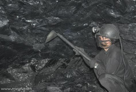 在煤矿挖煤的工人插画图片下载-正版图片302131048-摄图网