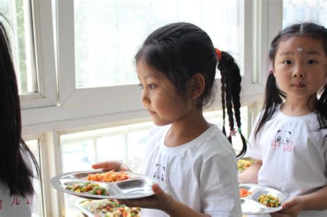 两个小孩在饭厅吃中国菜 笑着笑着姐姐家庭男生青春期兄弟姐妹孩子们食品美食享受外卖高清图片下载-正版图片320166408-摄图网