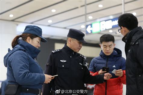 北京警方翻路人手机？回应：查身份证，每天抓十余名逃犯|北京警方_新浪新闻