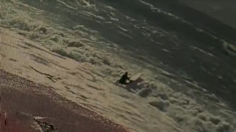 男子冲浪时被巨浪卷进水中身亡 监控视频拍下消失前的最后一刻