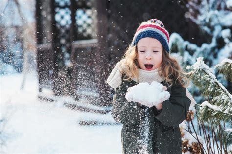 小女孩和男孩户外冬季雪人概念素材-高清图片-摄影照片-寻图免费打包下载