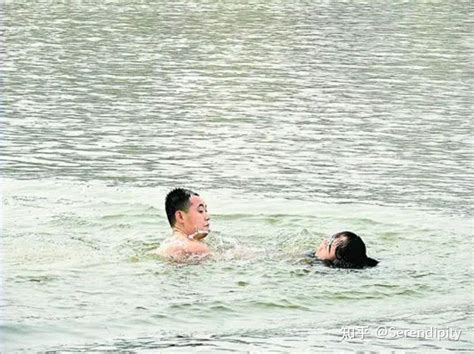 男子跳入江水连救两人，体力不够说：我不行了，我家有两个孩子。被救者抓紧其衣服:不行，你一定要上去，我不能连累你。 - 知乎