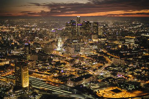 黄金时段多云天空下的洛杉矶市区鸟瞰图。视频素材_ID:VCG42659218327-VCG.COM