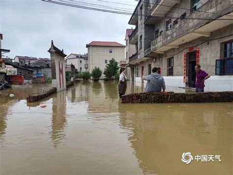 江西定南暴雨袭城 内涝严重市民蹚水出行-图片频道