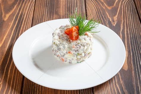 俄罗斯沙拉干杯白色美食香肠午餐盘子小吃蔬菜食物新年高清图片下载-正版图片321582791-摄图网