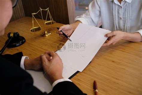 法律顾问向客户提出一份与手架和法律签订的合同司法和律师概念高清图片下载-正版图片304702949-摄图网