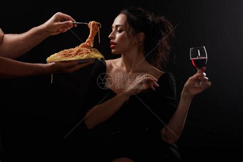 一个美丽的女人吃意大利面高清图片下载-正版图片506599186-摄图网