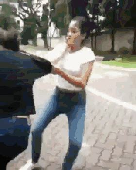 2坡岛妇女互殴视频被疯转，扯衣服、抓头发、走光