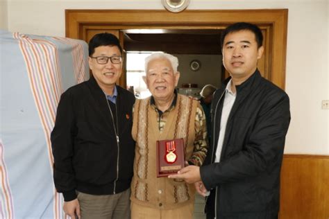 纪念章献给最可爱的人——我校7位离退休老同志获颁“中国人民志愿军抗美援朝出国作战70周年”纪念章