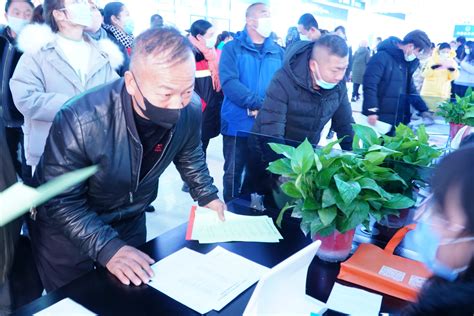 石嘴山市平罗县人力资源市场启用 35家企业参加首场招聘会-宁夏新闻网