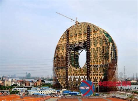 广东土豪金“圆圈”大厦投入使用 为全球最大圆建筑