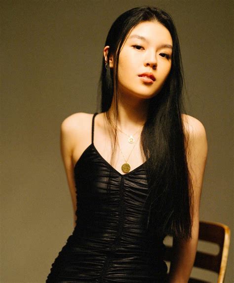 李咏妻子哈文晒女儿近照，20岁法图麦身材高挑，颜值气质出众