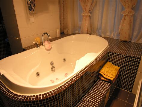 谁说小户型不能安装浴缸，嵌入式浴缸安装问题都在这了-爱空间装修网