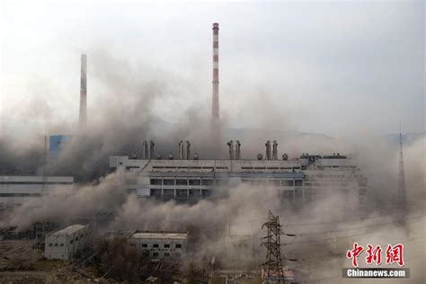 太原拆除65岁高龄热电厂 105米高建筑被爆破_新宁德